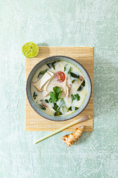 Thail&auml;ndische Kokossuppe mit H&auml;hnchen (Tom Kha Gai)