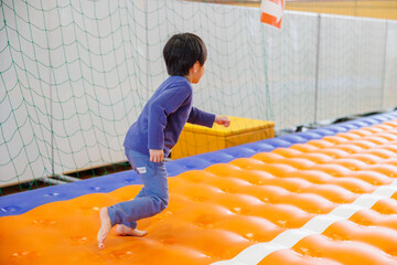 室内遊具で遊ぶ男の子