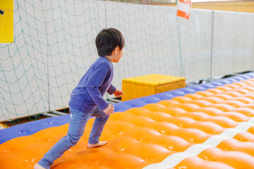 室内遊具で遊ぶ男の子