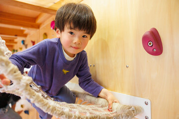 室内遊具で遊ぶ男の子