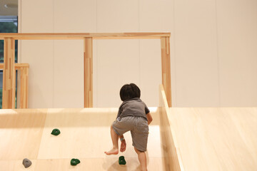 室内遊具で遊ぶ男の子