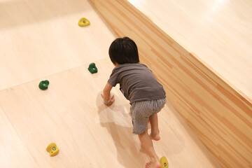 室内遊具で遊ぶ男の子