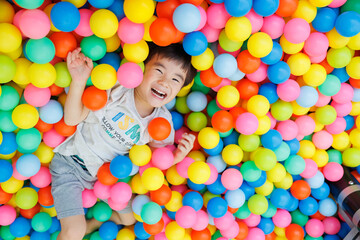 室内遊具で遊ぶ男の子