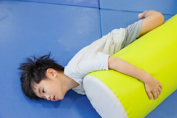 室内遊具で元気に遊ぶ子供の笑顔と成長のイメージ