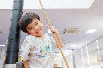 室内遊具で遊ぶ男の子