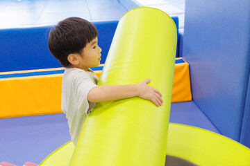 室内遊具で遊ぶ男の子