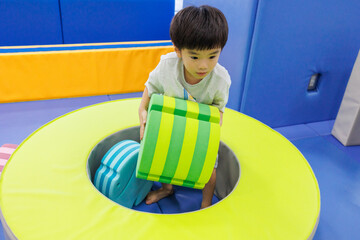 室内遊具で遊ぶ男の子