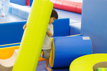 室内遊具で遊ぶ男の子