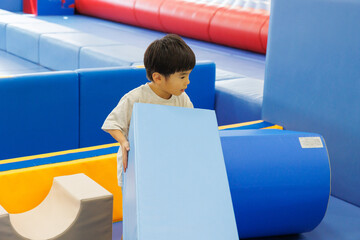 室内遊具で遊ぶ男の子