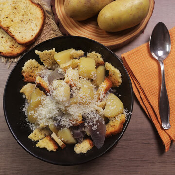 Zuppa di patate e cipolle, con formaggio e pane tostato