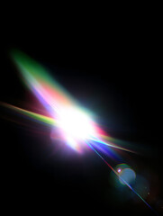 黒背景に輝くカラフルなレンズフレアとプリズム光の背景素材