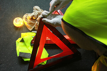 Tri&aacute;ngulo de seguridad, chaleco reflectante, baliza homologada y obligatoria y herramienta de llave para aver&iacute;a de coche