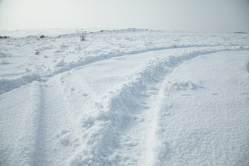 Obraz premium Car tire tracks in snow at winter.