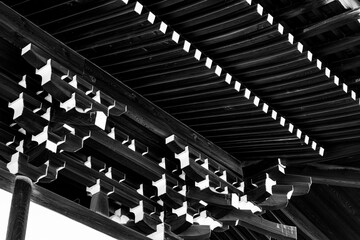 Naklejka premium 日本建築の木組み構造を斜構図で捉えたモノクロ写真