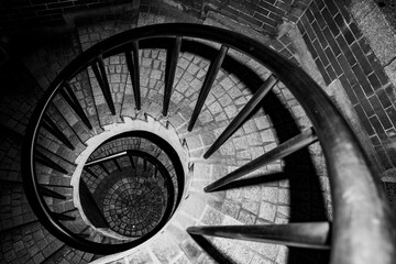 手すりを強調した螺旋階段のモノクロ構図