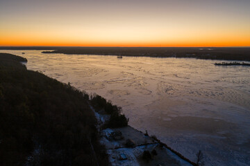 Obraz premium Frozen lake displayed in Canada on sunrise, Upper Rideau lake in Winter