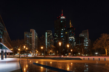Die Taunusanlage im Bankenviertel in Frankfurt am Main. Eine stimmungsvolle Stadtaufnahme auf dem Herzen von Deutschland
