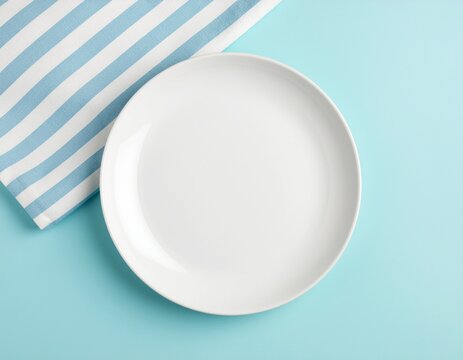 水色のテーブルの上の白い丸皿｜White round plate on a light blue table
