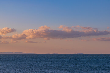 Obraz premium 一文字の朝焼けの雲