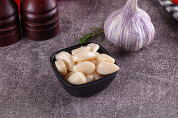 Spicy garlic cloves bulb heap