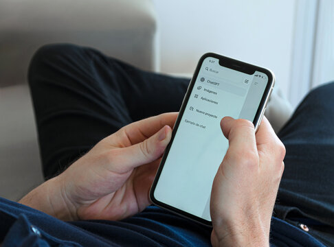 Hombre usando aplicaci&oacute;n de ChatGPT, Inteligencia Artifcial de OpenAI, en su tel&eacute;fono m&oacute;vil, el 31 de enero de 2026, en Buenos Aires, Argentina. 