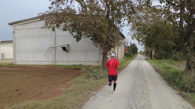 Un maratoneta si allena per le strade di campagna - San Giuliano Nuovo - Alessandria - Piemonte - Italia