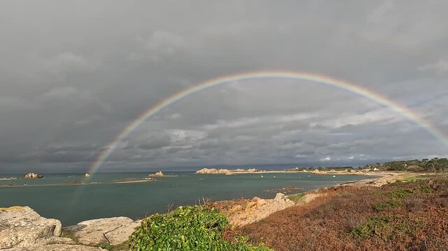 Joli arc-en-ciel sur la mer en Bretagne