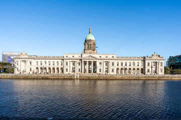 Obraz premium The façade of Custom House overlooking River Liffey, neoclassical 18th century building by James Gandon, Dublin city center, Ireland