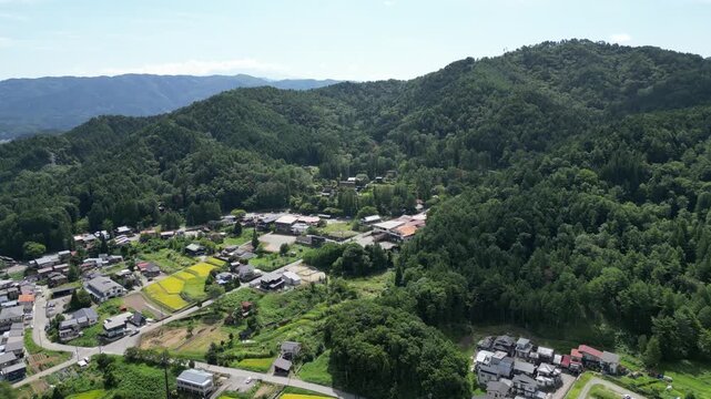 Village folklorique de Hida no Sato au Japon, maisons traditionnelles en bois et toits de chaume dans un paysage rural et montagnard, patrimoine culturel japonais pr&eacute;serv&eacute;