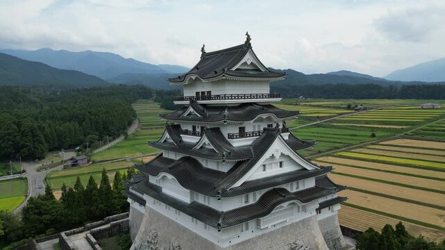 Ch&acirc;teau de Katsuyama au Japon, monument historique et architecture f&eacute;odale japonaise dominant la ville, symbole du patrimoine culturel et de l&rsquo;histoire du Japon