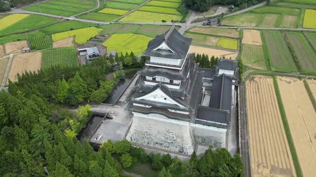 Ch&acirc;teau de Katsuyama au Japon, monument historique et architecture f&eacute;odale japonaise dominant la ville, symbole du patrimoine culturel et de l&rsquo;histoire du Japon
