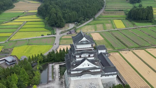 Ch&acirc;teau de Katsuyama au Japon, monument historique et architecture f&eacute;odale japonaise dominant la ville, symbole du patrimoine culturel et de l&rsquo;histoire du Japon