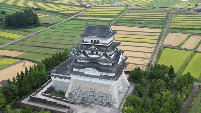 Ch&acirc;teau de Katsuyama au Japon, monument historique et architecture f&eacute;odale japonaise dominant la ville, symbole du patrimoine culturel et de l&rsquo;histoire du Japon