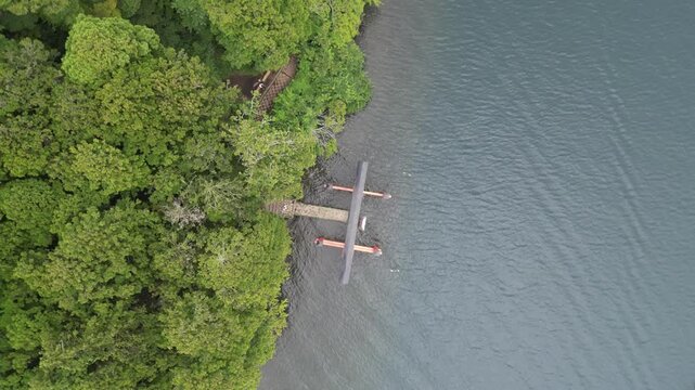 Torii de la paix &agrave; Hakone au Japon, monument religieux et symbole spirituel dans un paysage naturel de lac et montagnes, patrimoine culturel japonais pr&eacute;serv&eacute;