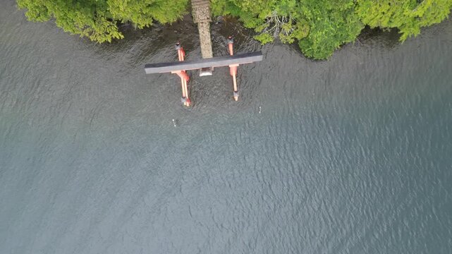 Torii de la paix &agrave; Hakone au Japon, monument religieux et symbole spirituel dans un paysage naturel de lac et montagnes, patrimoine culturel japonais pr&eacute;serv&eacute;