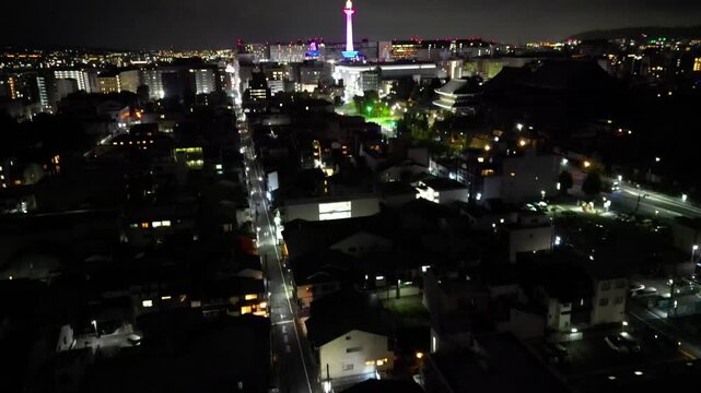 Vue nocturne de Kyoto au Japon, temples et pagodes illumin&eacute;s, rues anciennes et skyline, paysages urbains japonais et ambiance culturelle de nuit