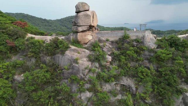 Kasaneiwa sur l&rsquo;&icirc;le de Shodoshima au Japon, site historique de pierres sacr&eacute;es et paysages naturels pr&eacute;serv&eacute;s, patrimoine culturel japonais et l&eacute;gendes locales