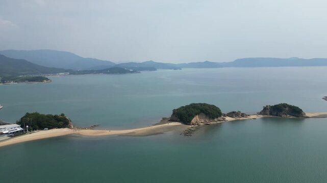 Angel Road &agrave; mar&eacute;e basse, banc de sable reliant les &icirc;les &agrave; Shodoshima, Kagawa, Japon.