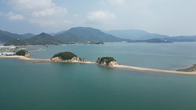 Angel Road &agrave; mar&eacute;e basse, banc de sable reliant les &icirc;les &agrave; Shodoshima, Kagawa, Japon.