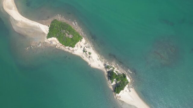 Angel Road &agrave; mar&eacute;e basse, banc de sable reliant les &icirc;les &agrave; Shodoshima, Kagawa, Japon.