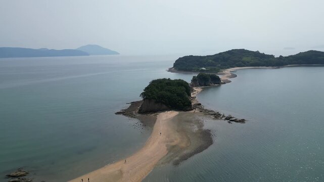 Angel Road &agrave; mar&eacute;e basse, banc de sable reliant les &icirc;les &agrave; Shodoshima, Kagawa, Japon.