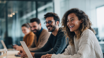 Gen Z w nowoczesnym biurze – młody biznesowy zespół