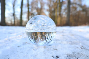 kryształowa kula na tle zimowego tła