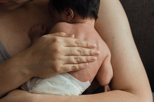 Newborn resting on the mother&rsquo;s chest in skin-to-skin contact. Intimate and emotional image representing attachment, maternal bonding, and early care.