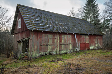 Obraz premium Old red wooden barn in Smaland, Sweden