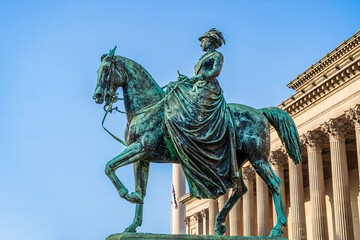 Obraz premium Liverpool, Lancashire, UK: Equestrian statue of Queen Victoria, 1870 statue of a young Queen Victoria outside St George's Hall and opposite Lime Street Station
