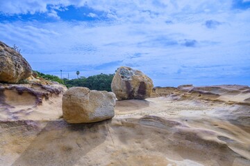 和歌山県白浜町の千畳敷。青空と海岸に広がる波食棚と巨大な岩
