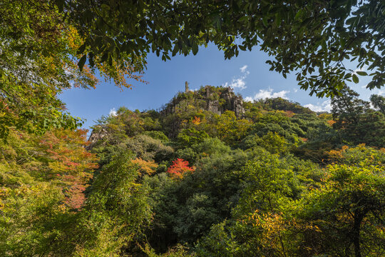 日本　岡山県総社市の高梁川支流槙谷川の上流にある豪渓の紅葉と剣峰・雲梯峰