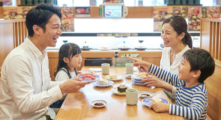 日本の回転寿司を楽しむ家族
