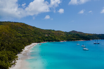 Naklejka premium Stunning turquoise waters and golden sands at Anse Lazio in Praslin Seychelles